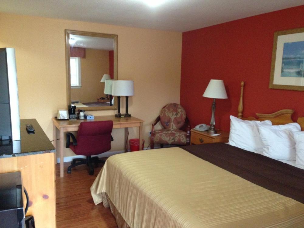 Queen Room - Non-Smoking interior